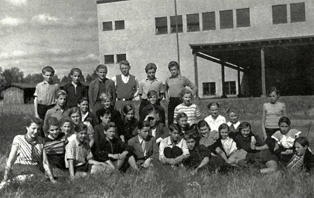 Die Klasse 9 der Kurt-Steffelbauer-Oberschule Storkow im Schuljahr 1953/1954 vor dem Schulgebäude. Karsten Köhler in der vorletzten Reihe als vierter von links.