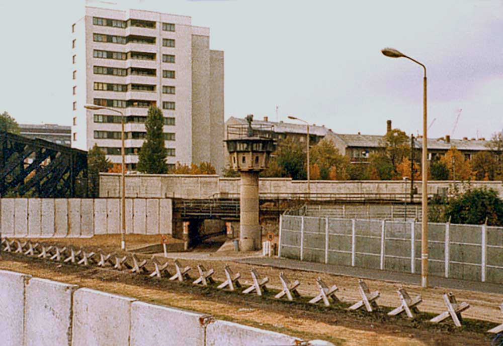 S-Bahn-Einfahrt in den Ostsektor: Mauerdreieck Liesenstraße/Gartenstraße im Jahr 1980