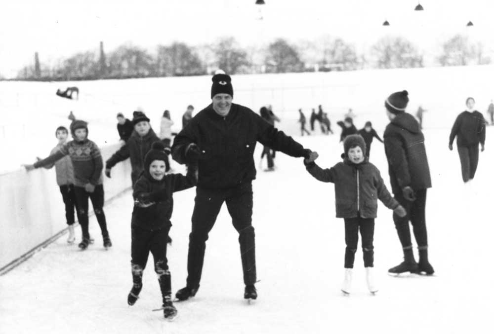 Bodo Gerth 1972 mit seinen Kindern beim Eislaufen