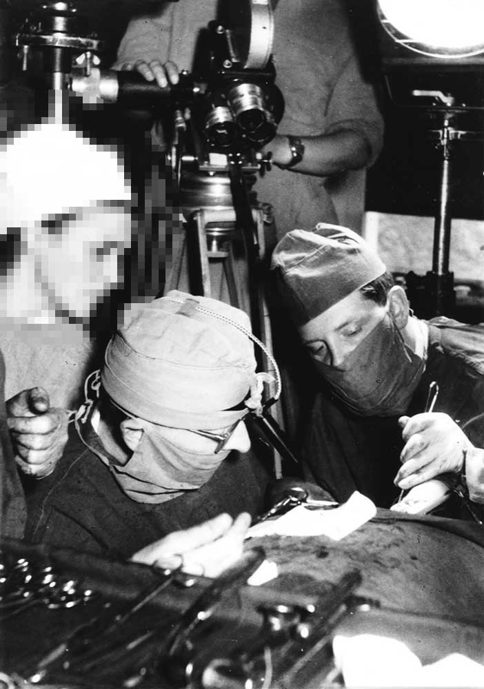 Bodo Gerth (rechts) 1966 bei der Durchführung einer Halsoperation