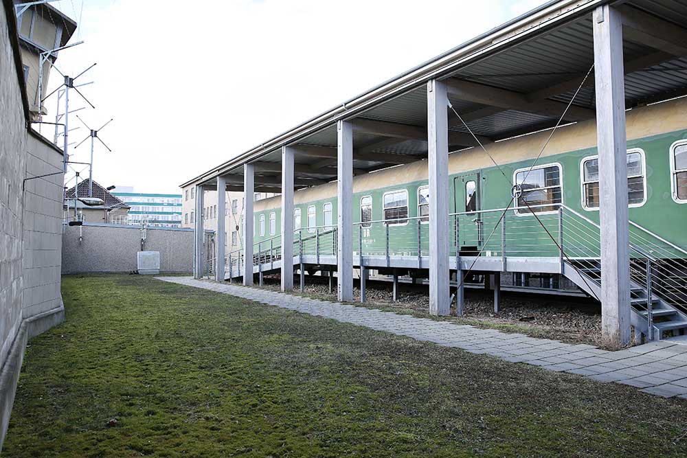 Der letzte erhaltene und restaurierte Gefangenensammelwaggon der DDR, ausgestellt in der Gedenkstätte Berlin-Hohenschönhausen 