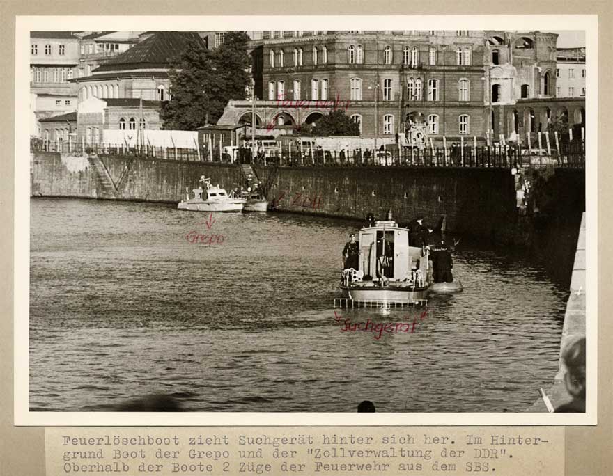 Feuerlöschboot mit Suchgerät, im Hintergrund ein Schiff der Grenzpolizei der DDR, 05. Juni 1962 