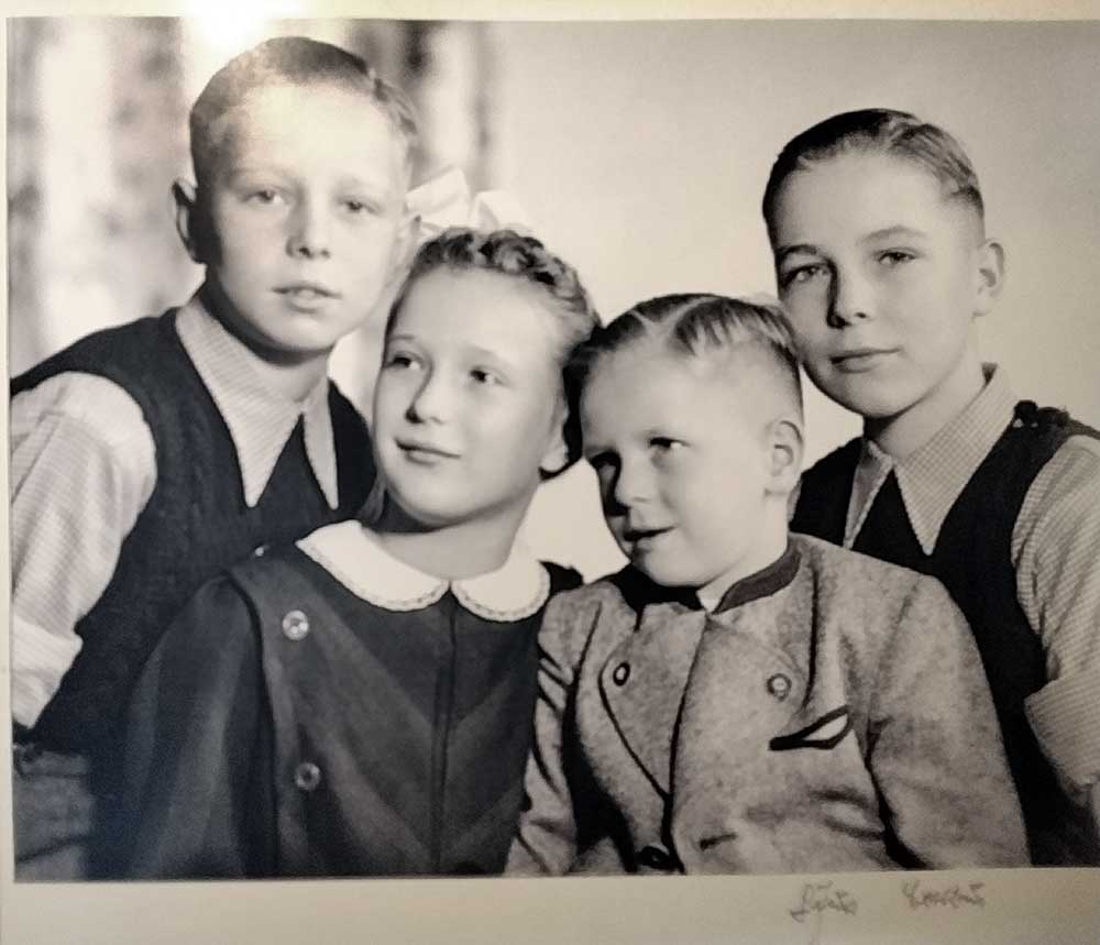 Axel Hannemann (2. v. r.) 1949 zusammen mit seinen drei Geschwistern