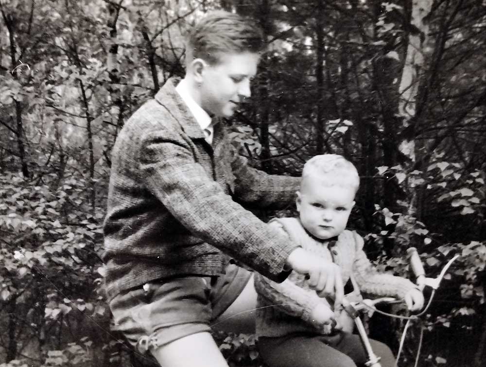 Axel und sein kleiner Neffe 1960 beim Radfahren