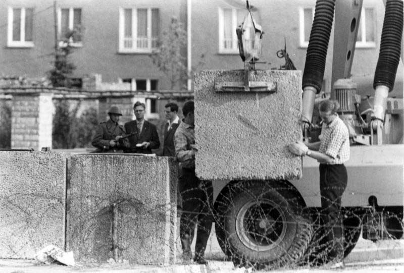 1961 – In der Nacht ordnete die Staats- und Parteiführung der DDR die Abrieglung der Westsektoren an. Der Mauerbau begann.