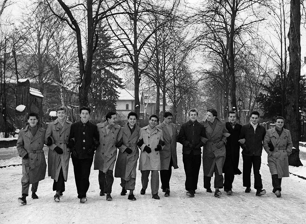 Jugendfoto - Karsten Köhler – 1957 Storkower Abiturienten schlendern für ein Pressefoto durch eine Straße