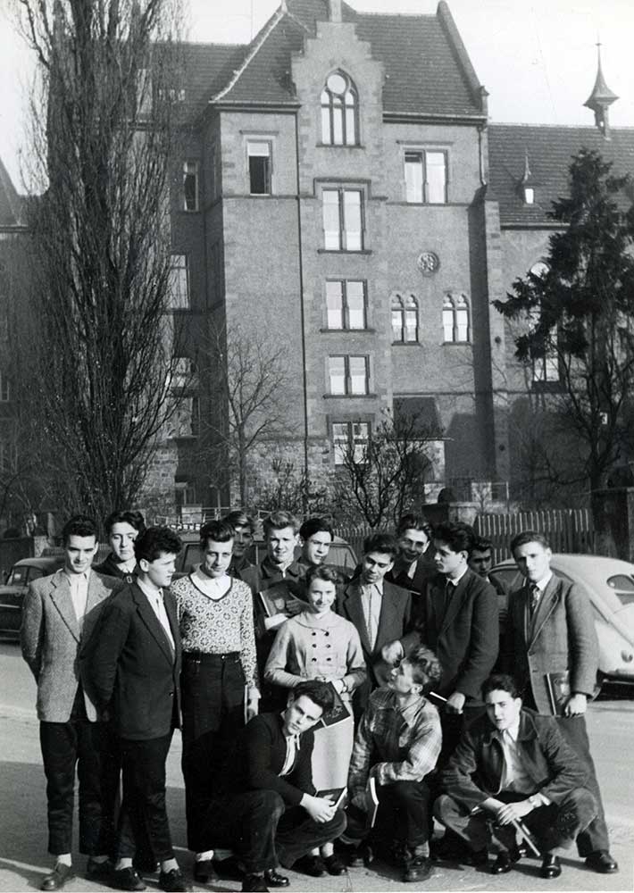 Jugendfoto – Karsten Köhler – 1957 – Abiturklasse posiert vor neuer Schule