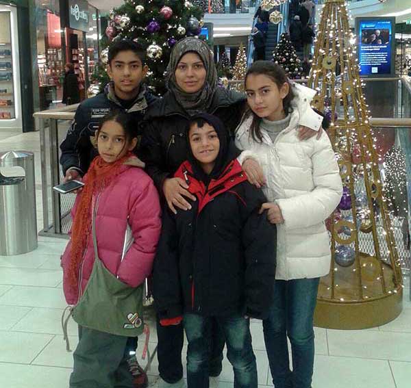 Maisaa Naoulo mit ihren Kindern in Aachen, Nordrhein-Westfalen