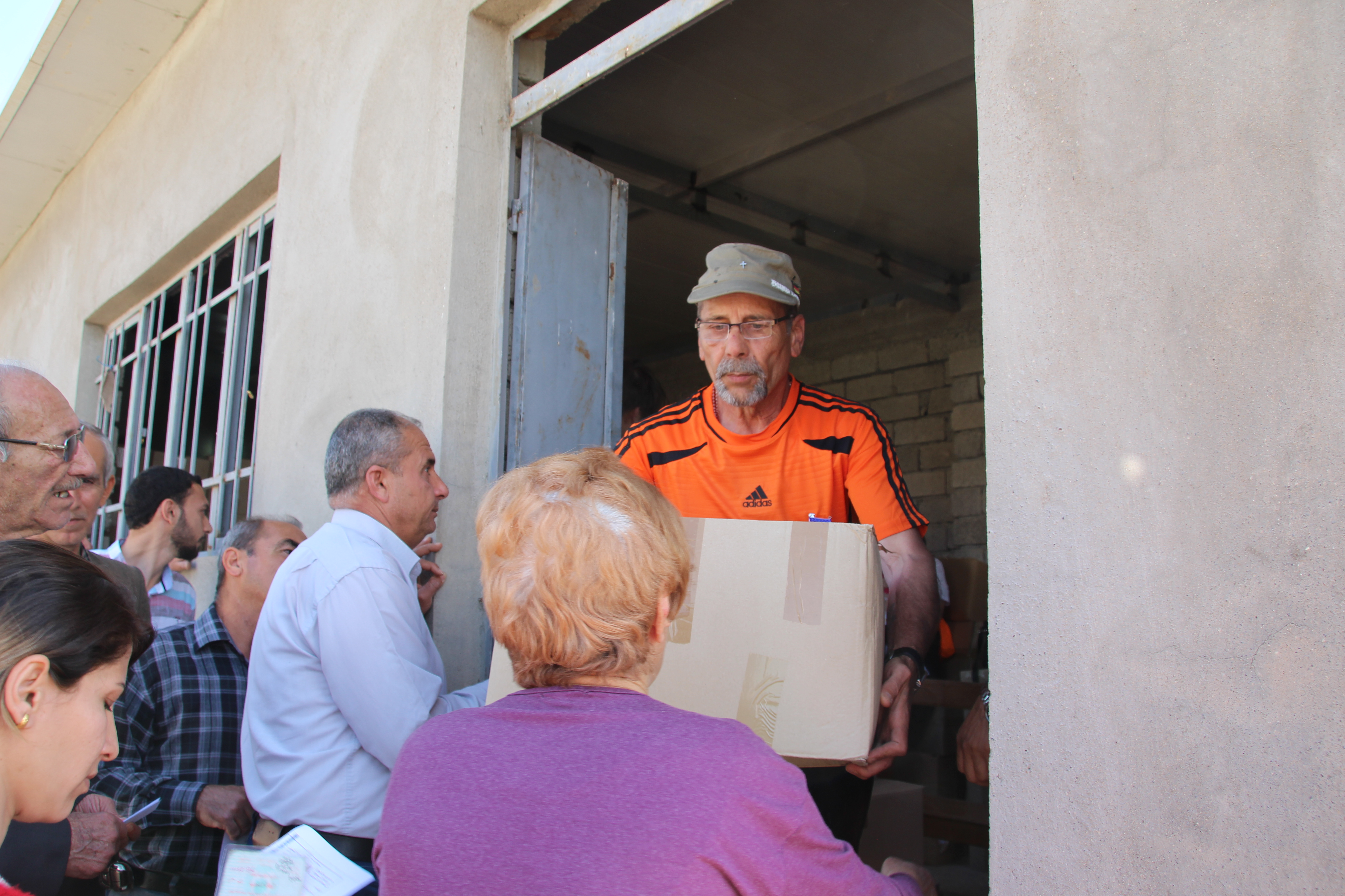 Peter Christian Bürger verteilte 2017 bei einer humanitären Aktion des Menschenrechtszentrums Cottbus im irakischen Kurdistan Hilfspakete an Bedürftige.