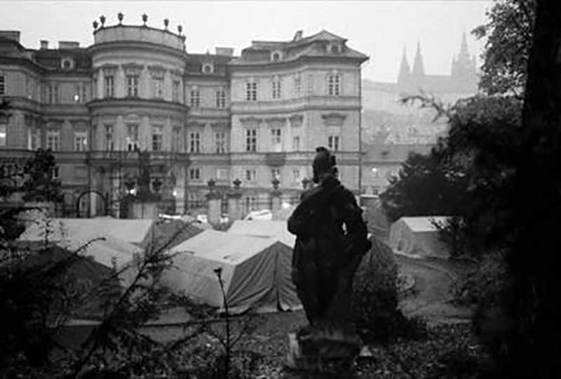 Zelte für Zufluchtssuchende auf dem Gelände der bundesdeutschen Botschaft in Prag